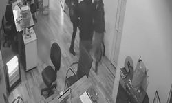 Şaka yapmak isterken arkadaşının kolonyalı ellerini yaktı: O anlar kamerada