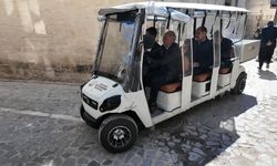 Şanlıurfa'da tarihi sokaklarda golf aracı, caddede nostaljik tramvay dönemi