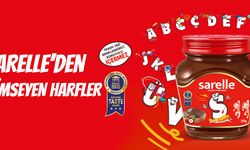 Sarelle'nin gülümseyen harfleri, yapay zeka destekli reklam filminde