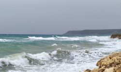 Saros'ta fırtınada dev dalgalar oluştu