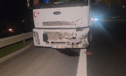 Seyir halindeyken aniden arızalanan otomobile kamyon çarptı: 1 yaralı