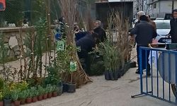 Seyyar satıcılar, kendilerini uyaran zabıtalara bıçakla saldırdı