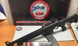 Sırtında taşıdığı halının içerisinde sakladığı ruhsatsız av tüfeğiyle yakalandı