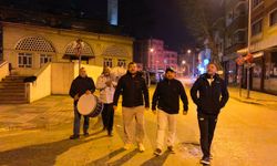 Sokak sokak gezip, ilahi söyleyerek sahura kaldırdılar