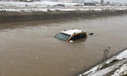 Su kanalına uçan otomobilin sürücüsü aranıyor