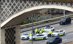 Sürücü kurusu eğitmeni, tartıştığı kişiyi kaput üzerinde 20 kilometre sürükledi