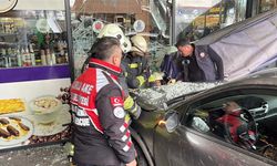 Sürücüsünün fren yerine gaza bastığı otomobil, AVM'de kafeye daldı; 1 yaralı