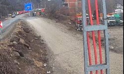 Taklalar atıp devrilen otomobilin sürücüsü yaralandı