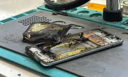 Tamire getirilen cep telefonunun bataryası patlayıp alev aldı