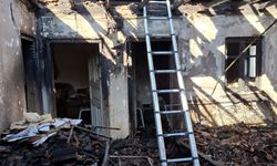 Tek katlı ev, yangında kullanılamaz hale geldi
