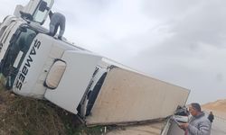 TIR'ın dorsesi, radar aracının üzerine devrildi; jandarma personeli yaralandı