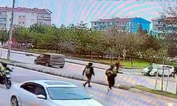 Torunuyla yolun karşısına geçerken motosiklet çarptı; kaza kamerada