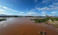 Turgutlu'da sağanak nedeniyle Gediz Nehri taştı, yollar kapandı, metruk ev yıkıldı