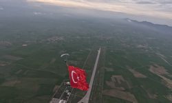 Türk bayrağıyla serbest paraşüt atlayışında Türkiye rekoru