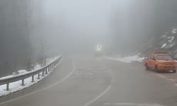 Uludağ yolunda kayan tuzlama aracı otomobile çarptı; 3 yaralı