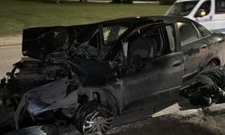 Üst geçidin beton blokuna çarpan otomobilde öldü