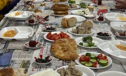 Yalova'da şalvar ve kuşak giyen öğrenciler, davul çalarak sahur geleneğini yaşatıyor