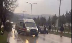 Yaya geçidinde elektrikli bisiklete otomobil çarptı; 1 yaralı