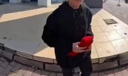 Yerdeki bayrağı koşarak aldı; o anlar kamerada