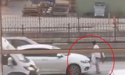 Yola çıkan kadının araçların önüne geçip trafiği durdurduğu anlar kamerada
