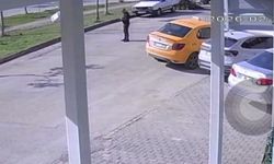 Yolun ortasında cep telefonu ile ilgilenen yayaya kamyonet çarptı