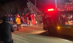 Yüksek gerilim hattı direğine çarpan kamyonetin sürücüsü ağır yaralandı