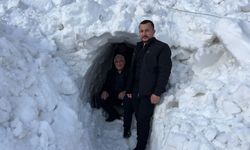 Yüksekova'da esnaf dükkanının önüne kardan tünel açtı