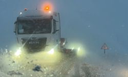 Yüksekova'da kar ve tipi; araçlar yolda kaldı