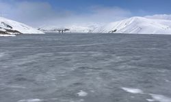 Yüksekova'daki Dilimli Baraj Gölü'nün yüzeyi kısmen buz tuttu