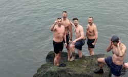 10 derece sıcaklıkta denize girdiler