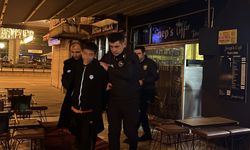 15 yaşındaki çocuk, hırsızlık yaptığı kafede yakalandı; O anlar kamerada