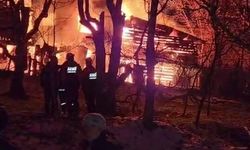 2 katlı ahşap ev ve odunluk yandı