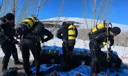 28 santimetre kalınlığındaki buzu testereyle keserek girdikleri gölde Türk bayrağı açtılar