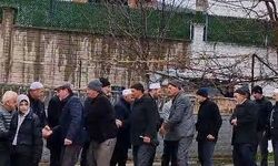 60 yıllık mahalle geleneği; bayramlaşma kuyruğu 1 kilometreyi buldu