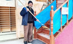 678 yıllık caminin gönüllü olarak temizliğini yapıyor