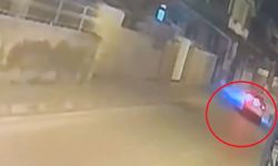 Aniden yola koşan çocuğa otomobilin çarptığı kaza kamerada