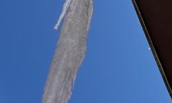 Ardahan'da binalardan sarkan dev buz kütleleri temizleniyor