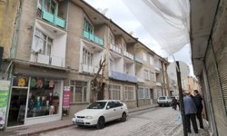 Babasını boğdu, cesediyle aynı evde kaldı