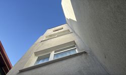 Babasının çatıdan attığı inşaat demiri başına isabet etti