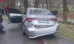 Bariyerleri aşan otomobil alt yola düştü; 1'i bebek 4 yaralı