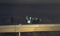 Bariyerleri aşıp tarlaya uçan otomobilin sürücüsü öldü