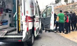 Batman'da refüje çarpan otomobil yandı; 2 yaralı