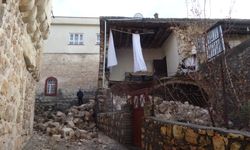 Batman'da sağanak sırasında evin bir bölümü çöktü