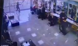 Berberin yaralandığı silahlı saldırı kamerada
