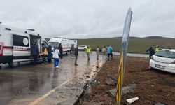 Bingöl'de hafif ticari araçla otomobil çarpıştı: 1'i ağır, 13 yaralı