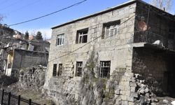 Bitlis'te tarihi evler yağışın da etkisiyle yıkılmaya başladı