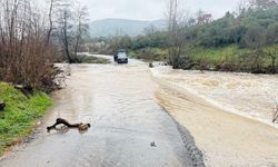 Çanakkale'de sağanak nedeniyle köy yolu kapandı, otomobil suya kapıldı