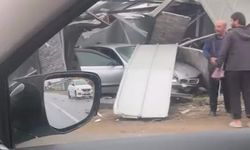 Çarpışan 2 otomobilden biri bariyere, diğeri prefabrik yapıya çarptı