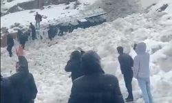 Çığ düşen kara yolunda yolcu otobüsünde mahsur kaldılar (2)