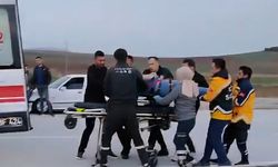Çorum'da otomobil elektrik direğine çarpıp takla attı: 3 yaralı